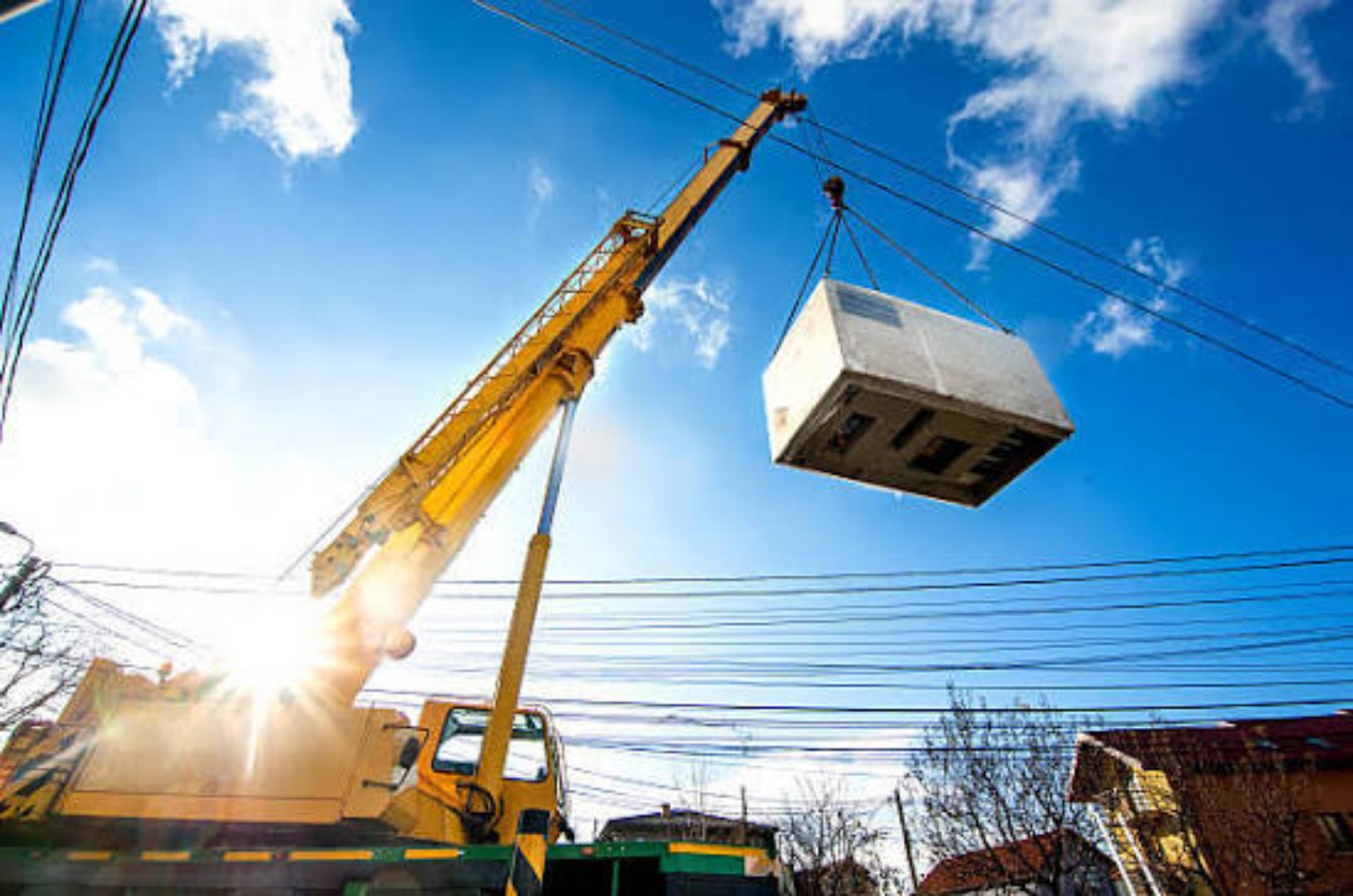 Heavy lifting crane operation